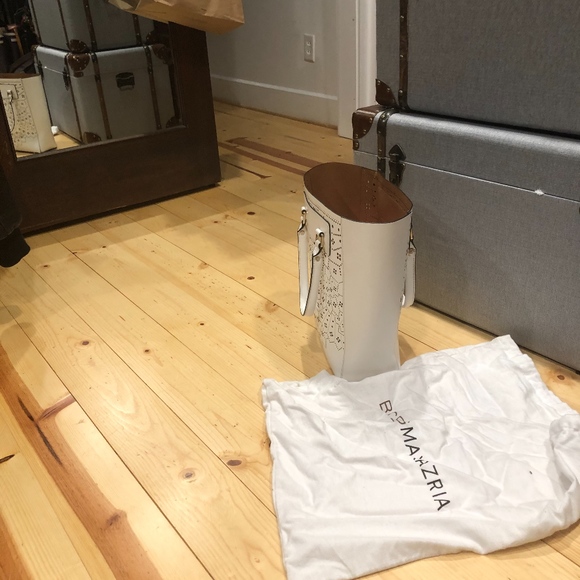 **NEW** AUTHENTIC WHITE BCBG HANDBAG. - Picture 6 of 8